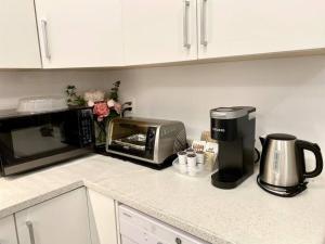 Burnaby Metrotown Two Bedroom Suite Walk to Metrotown Station, Metropolis & Crystal Mall