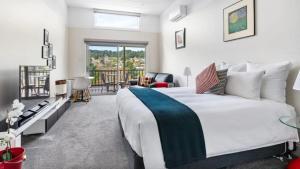 Balconies Lakeside on Lake Daylesford