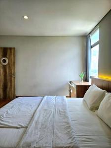 Apt Pejaten Park Residence 2 BR Alistan with Pool, Washer and Netflix