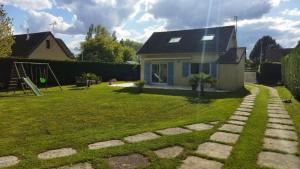 Leffet mer Maison rénovée lumineuse tout confort belle terrasse grand jardin clos sans vis à vis parking jeux pour enfants 5 mn à pied de la plage dAsnelles et centre bourg - proche Bayeux au coeur des plages du débarquement