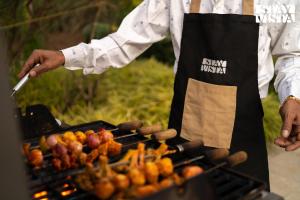 StayVistas Hampton Acres - Outdoor Pool, Vast Lawn & Terrace