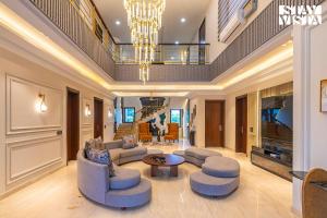 StayVistas Hampton Acres - Outdoor Pool, Vast Lawn & Terrace