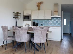 Tiny House in Anjum by Scenic Lake