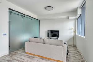 Blueground Downtown gym deck pool nr dining ATX-255