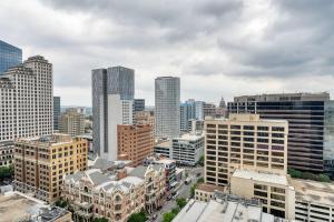 Blueground Downtown gym deck pool nr dining ATX-255