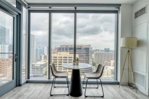 Blueground Downtown gym deck pool nr dining ATX-255