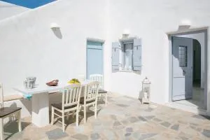 New, graphic island house, near the sea. - Molos Parou