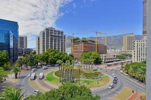 Zainab - Modern City Centre Aprt- City and Mountain views!