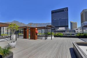 Zainab - Modern City Centre Aprt- City and Mountain views!