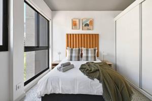 Zainab - Modern City Centre Aprt- City and Mountain views!