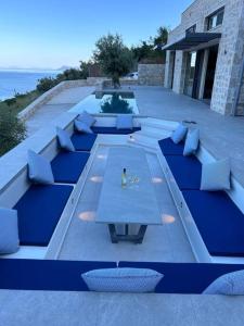 Go-Blue Star, Villa Sea