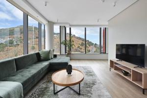 Sara - Modern City Centre Apt - views!