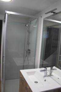 Maison 2 chambres, de centre ville, avec cour exposition sud, à 300 m du port