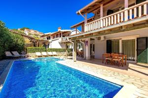 Ferienwohnung für 4 Personen mit Pool, Balkon mit Meerblick, Klimaanlage und Wifi, strandnah