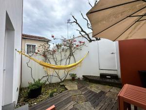 Apartamento acolhedor no centro da cidade, com pátio privado.