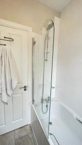 Spacious Double Room with Private Bathroom in Quiet Area only 20 min to Central London