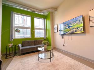 McCormick Oasis with Balcony, Optional Parking, Patio and Gym Sleeps 6 Near McCormick Place, Grant Park, Soldier Field & Museum Campus