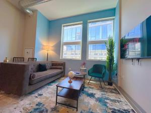 Stylish 2BR Apartment with Optional Parking, Patio and Gym Near McCormick Place, Shedd Aquarium, Field Museum & Lakefront Trail