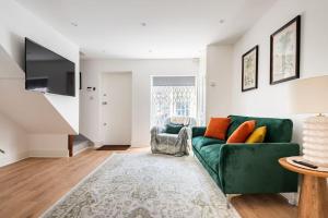 2BD Mews House in East London, walking distance to High Street and Tube