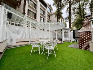 Indraprastha Resort - A Centrally Heated and Air Cooled City Center Resort