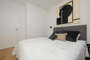 Luxurious and Modern Apartments in Warsaw City Center with Parking by Renters Prestige