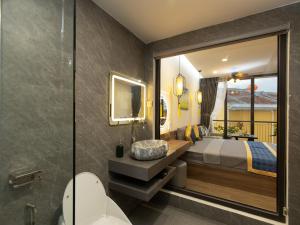 Phòng Deluxe Giường Đôi Có Ban Công (Deluxe Double Room with Balcony)