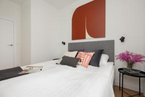 Luxurious and Modern Apartments in Warsaw City Center with Parking by Renters Prestige