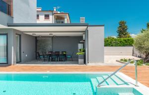 Villa Bellatrix in Fažana with beach front and sea view 