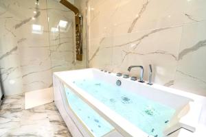 Appartements Oasis Chic - Spa prive & Cinema : photos des chambres