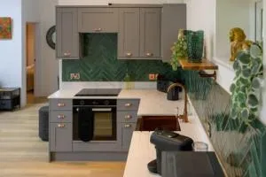 ''The Den'' Lakeview Apartment at Watersedge - Ab Lench