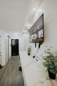 Near Airport & Beaches, Strong Wifi, Netflix, Pool