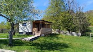 Nature Getaway with Private Sauna, Wooden Soaking Hot Tub & Champagne Welcome 