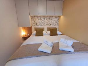 Nature Getaway with Private Sauna, Wooden Soaking Hot Tub & Champagne Welcome 