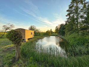 Maringotka na kraji rybníka