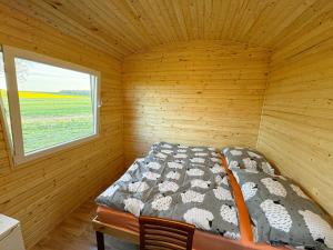 Maringotka na kraji rybníka