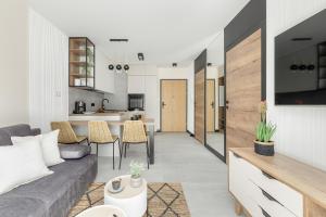 Gustowny Apartament z Parkingiem i Balkonem w Kolobrzegu by Noclegi Renters
