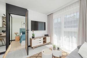 Gustowny Apartament z Parkingiem i Balkonem w Kolobrzegu by Noclegi Renters