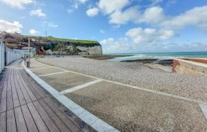 Appartements Beautiful Apartment In Criquetot-le-maucondui With Outdoor Swimming Pool : photos des chambres