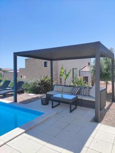 Lazy 8 Villa 
