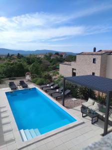 Lazy 8 Villa 