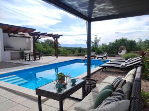 Lazy 8 Villa 