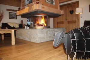 Chalet familial La Griotte avec accès piscine
