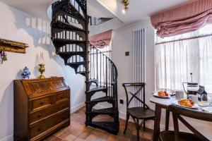 Rustic Chester Cottage Near Shops & Terrace