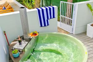Spray Villa Bloubergstrand with hot tub and close to the beach