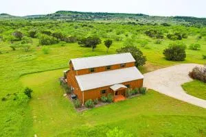 Cozy Strawn Cabin with Pool Access - Near Lake! - Breckenridge