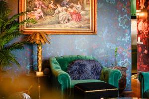 Chic Central Apt with Free Parking by Custom Bnb Hosting