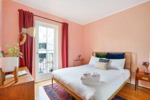 Chic Central Apt with Free Parking by Custom Bnb Hosting