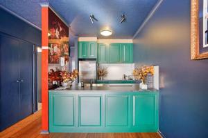 Chic Central Quiet Apt with Free Parking