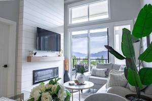 Brand New Penthouse with Lake and Mtn Views