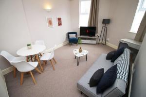 Central 2 Bedroom Apartment, 5 Guests Welcome, Free Off-Peak Parking